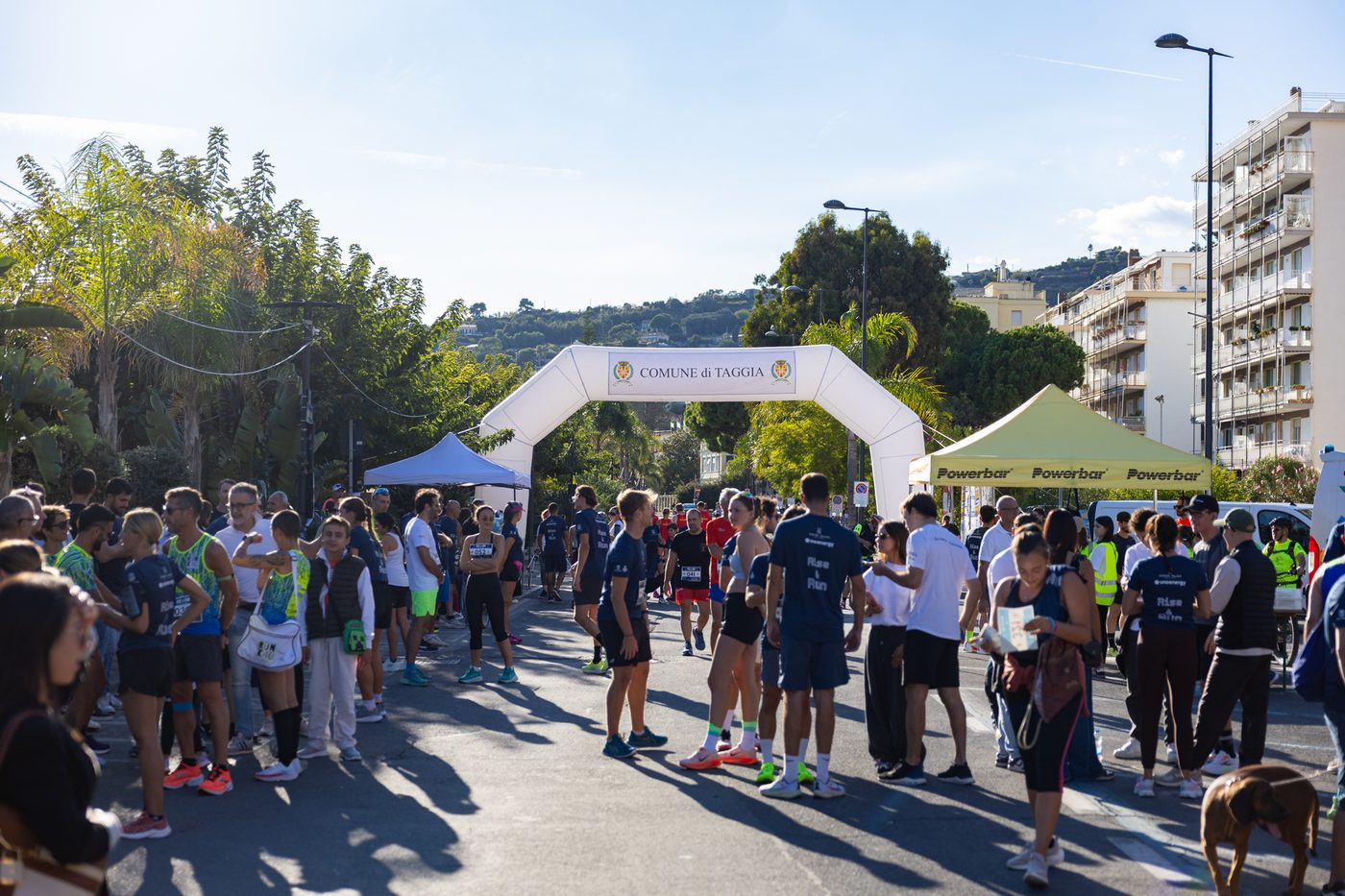 Il village dell'evento pieno di partecipanti e gazebo