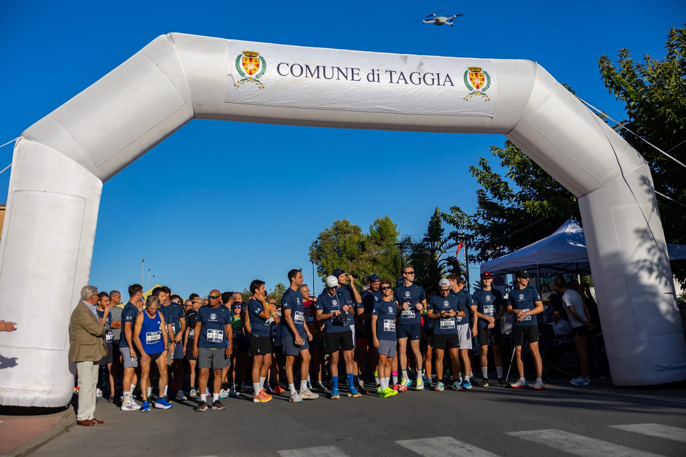 Arco di partenza brandizzato con i runner al via